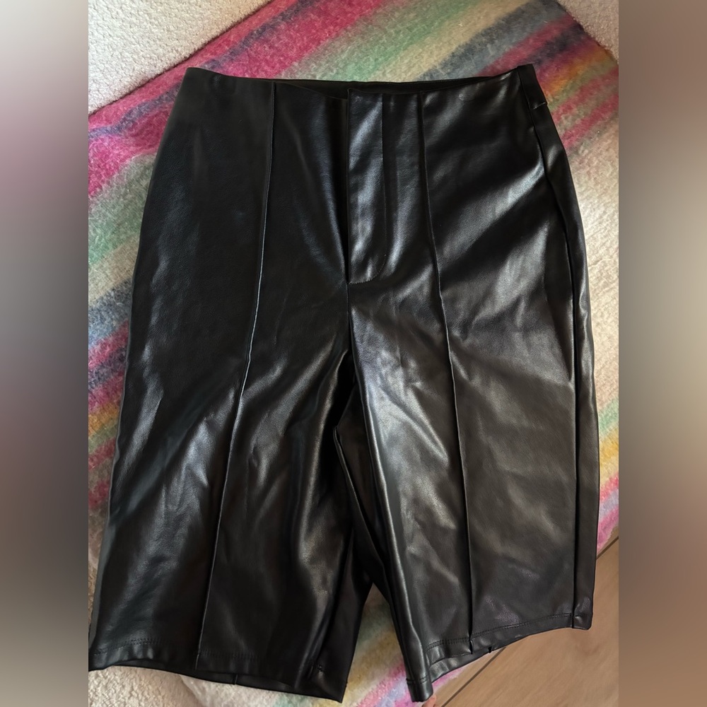 Good American Better Than‎ Leather Bike Shorts - Picture 4 of 8